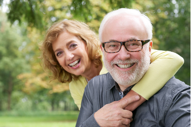 Portraitfoto eines glücklichen Paares